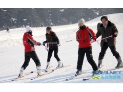 国内滑雪人群正爆发式增长 “小教练”违规从业