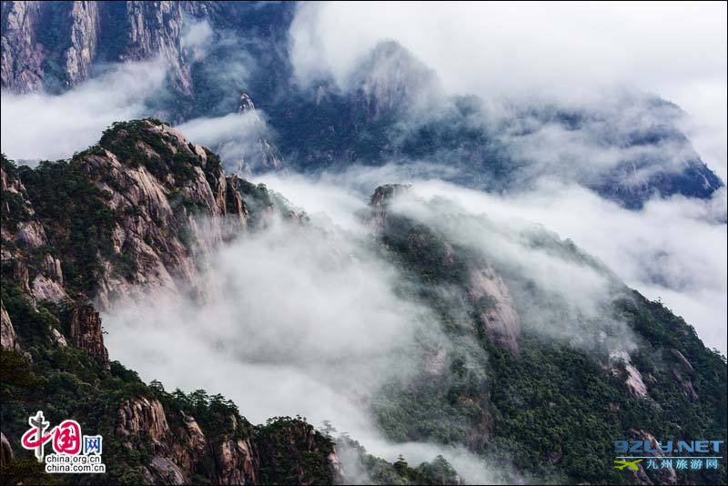 游客惊叹雨后黄山云海缥缈