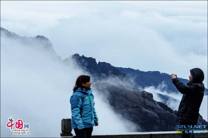 游客惊叹雨后黄山云海缥缈