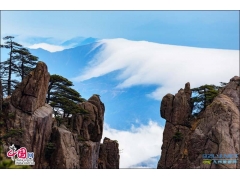 游客惊叹雨后黄山云海缥缈