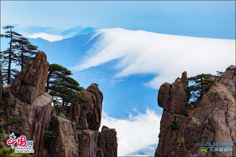 游客惊叹雨后黄山云海缥缈