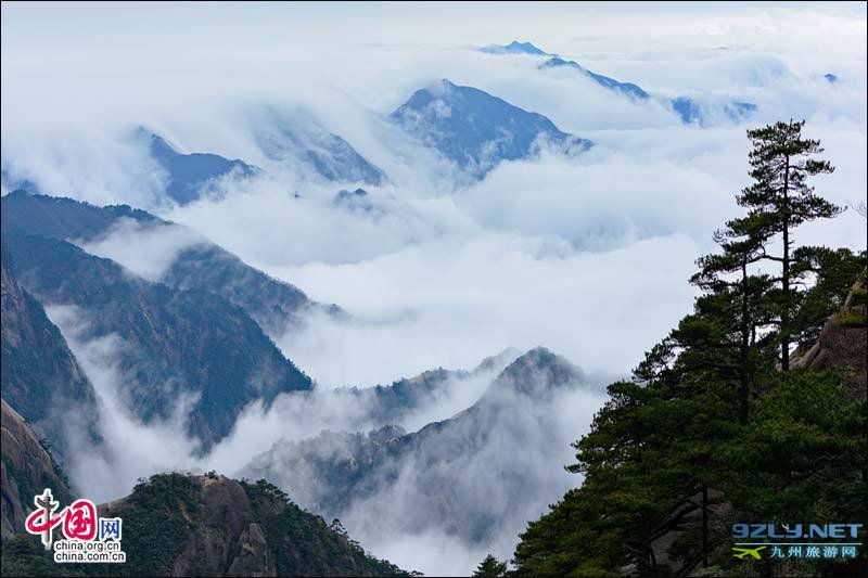 游客惊叹雨后黄山云海缥缈