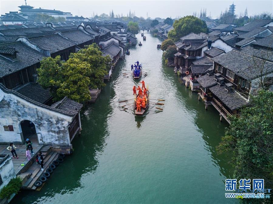 乌镇水乡三月三“踏白船”