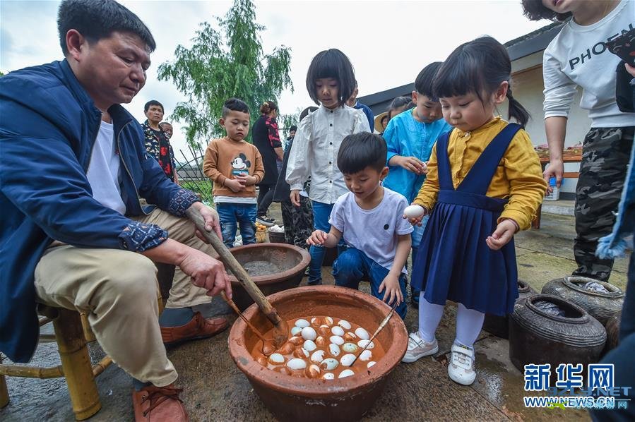 浙江杭州塘栖古镇丁山河村“民俗迎立夏”