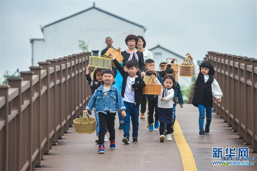 浙江杭州塘栖古镇丁山河村“民俗迎立夏”