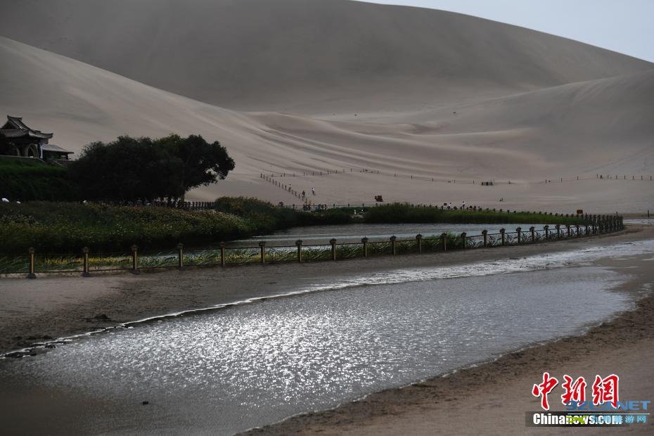 甘肃敦煌月牙泉“转危为安”暂别消亡危机