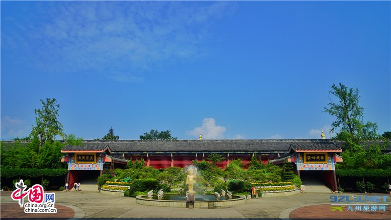 峨眉山下的大佛禅院：身居闹市却置身世外