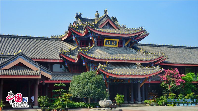 峨眉山下的大佛禅院：身居闹市却置身世外