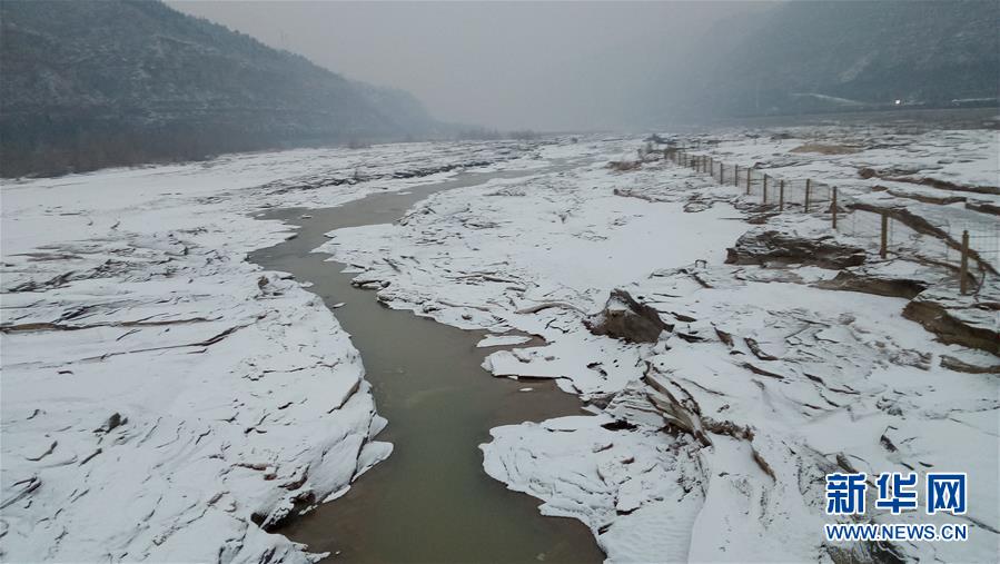 山西省临汾：壶口瀑布迎降雪