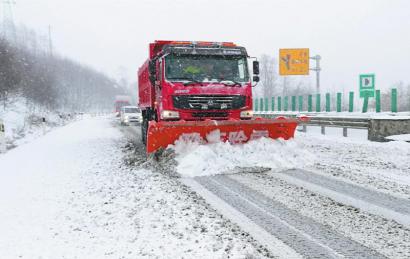 四川：拖乌山大雪 雅西高速最厚处积雪已达40厘米