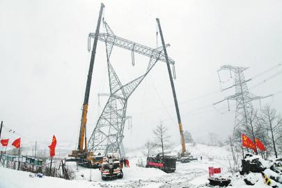 四川：拖乌山大雪 雅西高速最厚处积雪已达40厘米