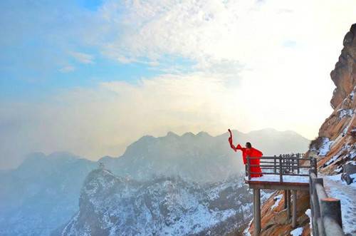 河南方城：七峰山滑雪场正式开园 七峰雪后奇景等你来赏