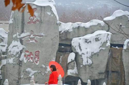 河南方城：七峰山滑雪场正式开园 七峰雪后奇景等你来赏