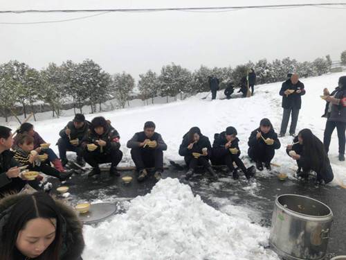 河南方城：七峰山滑雪场正式开园 七峰雪后奇景等你来赏