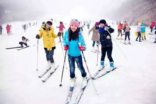 河南方城：七峰山滑雪场正式开园 七峰雪后奇景等你来赏