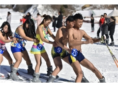 河南西峡：老界岭滑雪场第五届泳装滑雪大赛成功举办