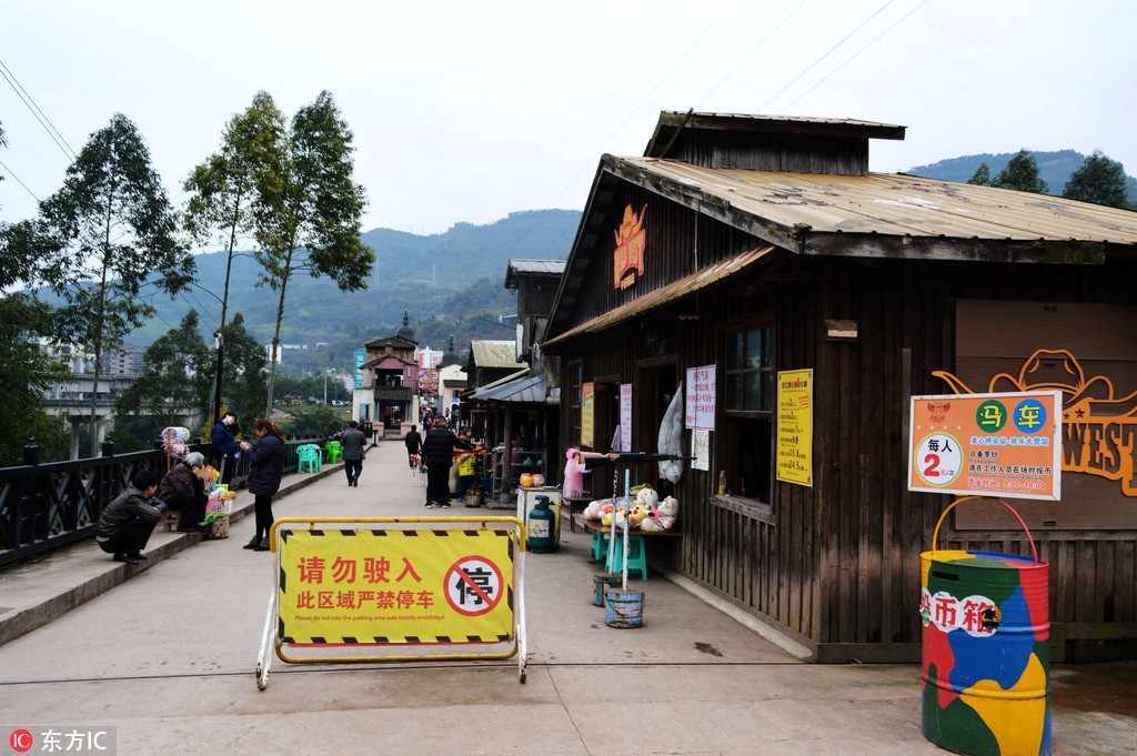 重庆蔺市镇:400米大桥上建起房屋商铺 中西合璧恍如穿越时空