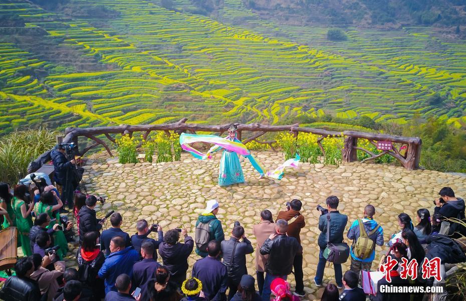 江西婺源：航拍篁岭梯田花海美景