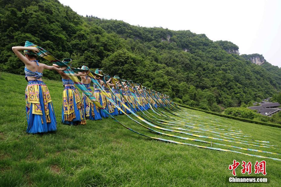 湖南张家界：武陵源上演苗族头帕秀