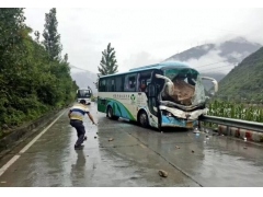 四川：巨石砸中旅游大巴，生死关头，司机做了一个果断而悲壮的决定