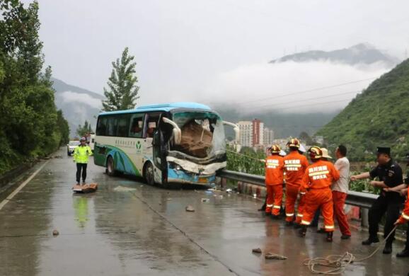 四川：巨石砸中旅游大巴，生死关头，司机做了一个果断而悲壮的决定