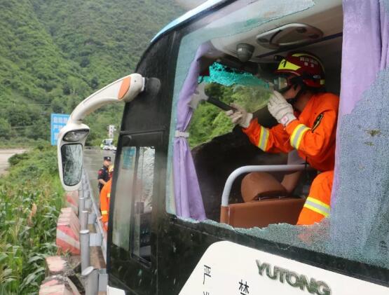 四川：巨石砸中旅游大巴，生死关头，司机做了一个果断而悲壮的决定