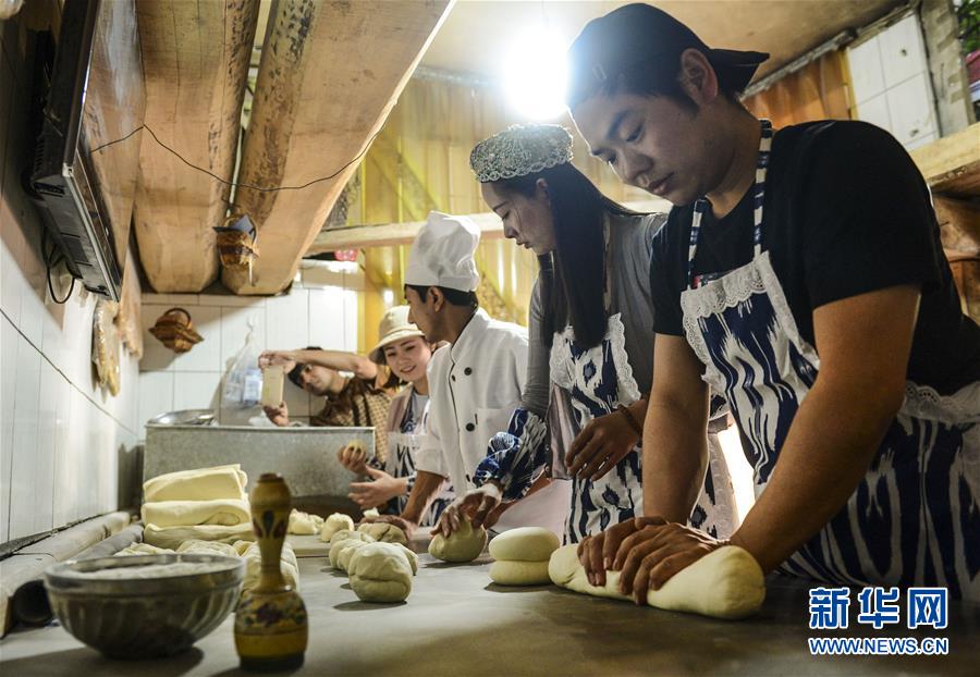 新疆喀什：旅游新玩法 喀什老城“体验游”