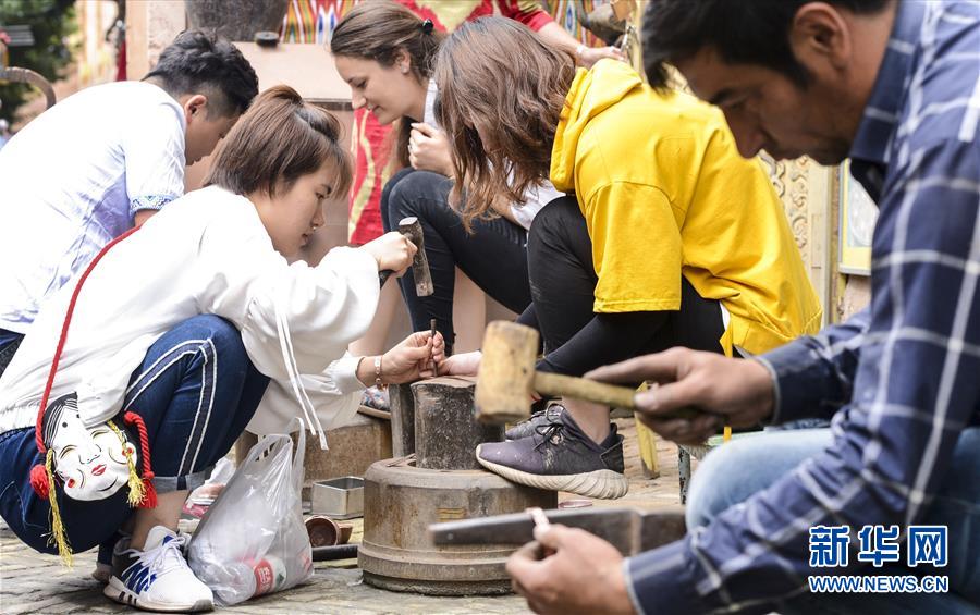 新疆喀什：旅游新玩法 喀什老城“体验游”