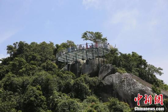 海南:三亚首条海景玻璃栈道开放迎客