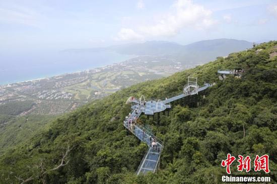 海南:三亚首条海景玻璃栈道开放迎客