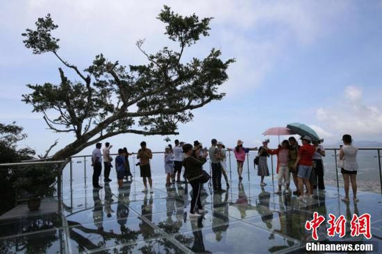 海南:三亚首条海景玻璃栈道开放迎客