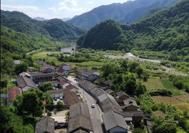 陕西：秦岭主峰太白山南麓太白县黄柏塬